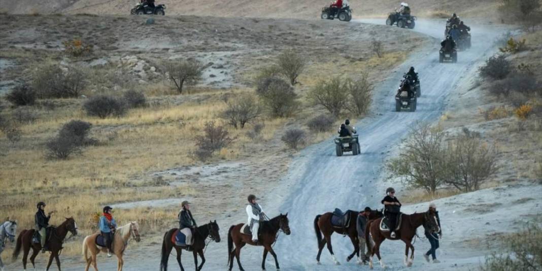 Kapadokya’ya yerli ve yabancı turistten yoğun ilgi! Şimdi keşfin tam zamanı: İster arazi aracıyla, ister atla… 1